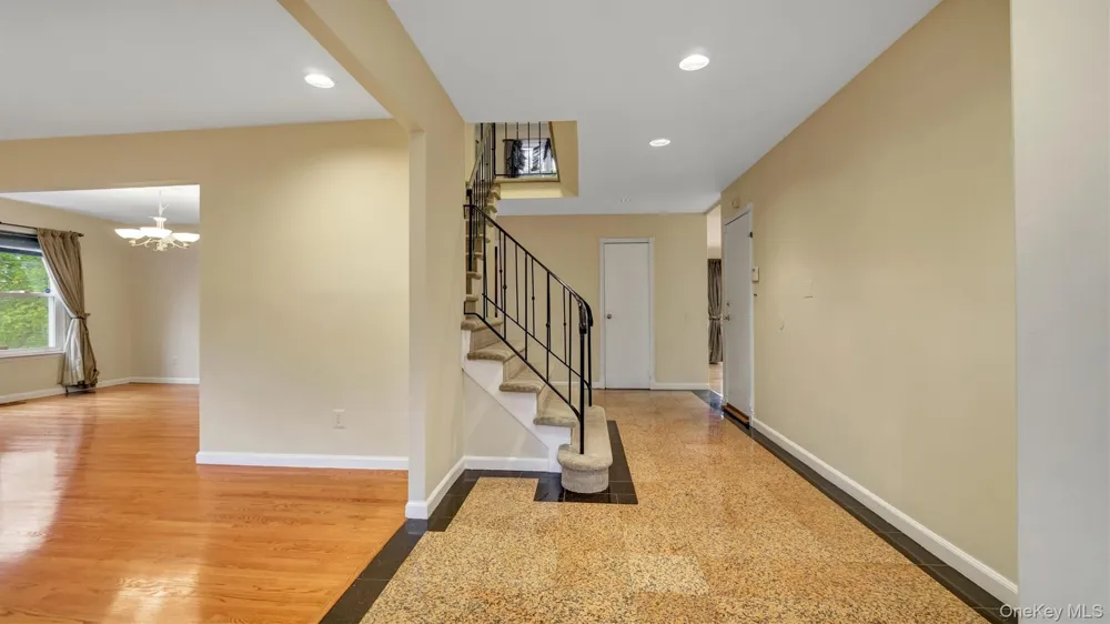 47 Carriage Road Roslyn, NY 11576