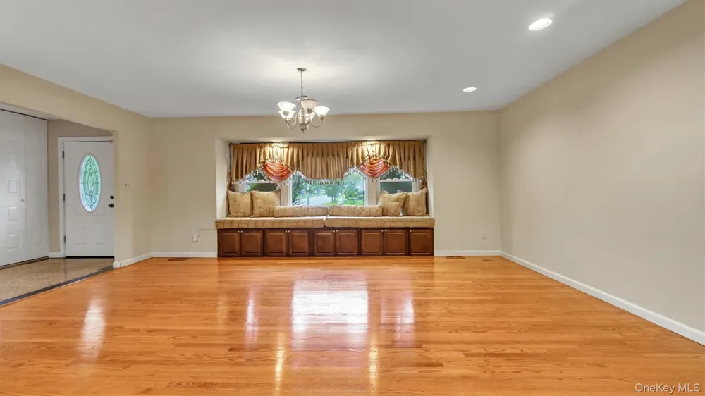 47 Carriage Road Roslyn, NY 11576