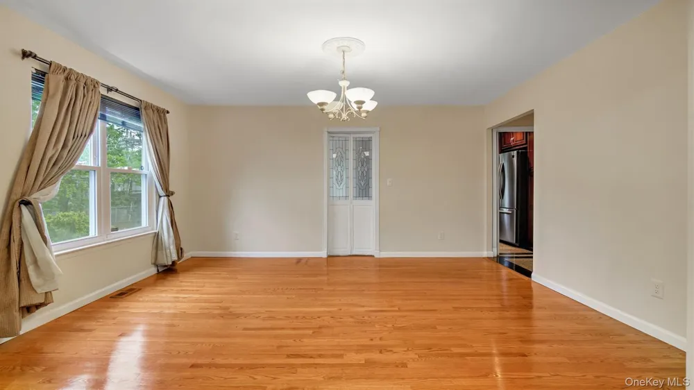 47 Carriage Road Roslyn, NY 11576