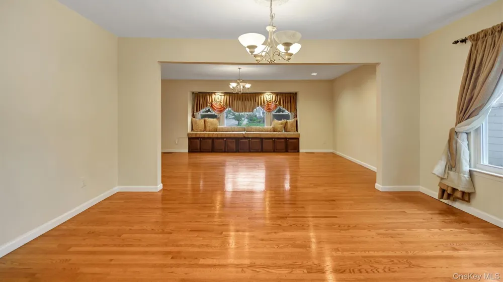 47 Carriage Road Roslyn, NY 11576