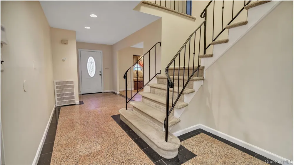 47 Carriage Road Roslyn, NY 11576