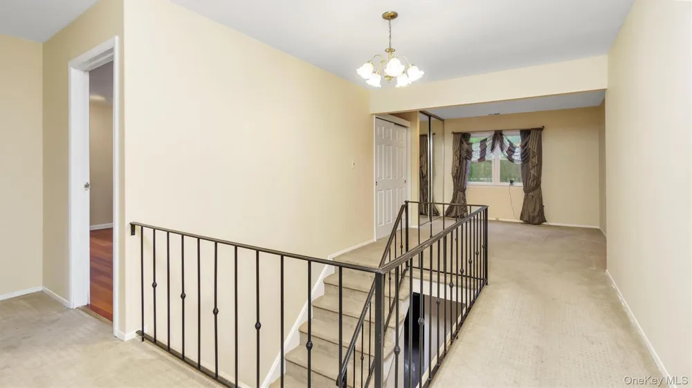 47 Carriage Road Roslyn, NY 11576