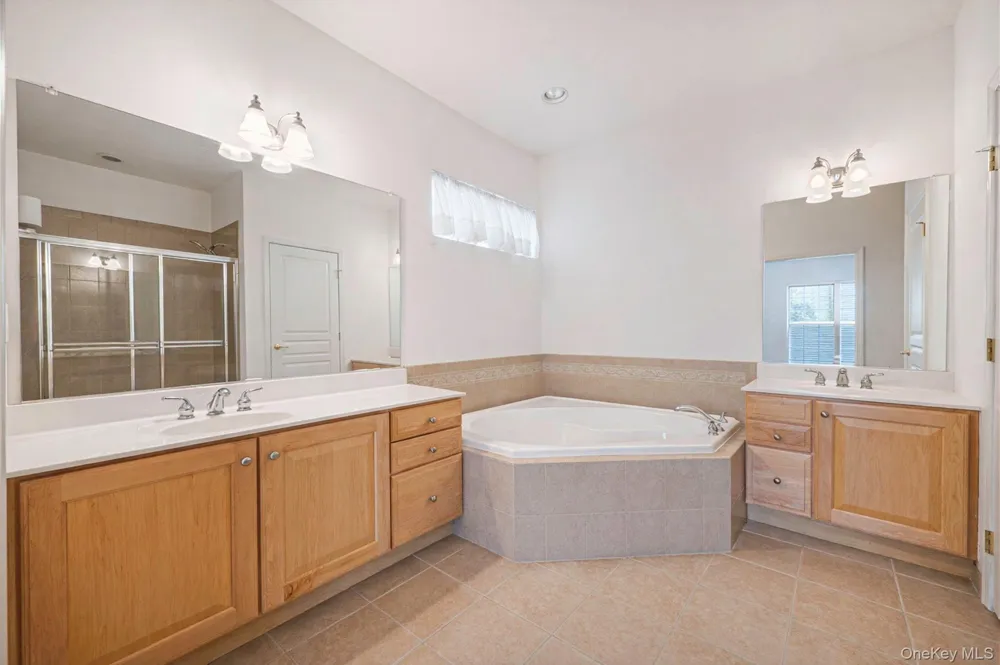 16 Oakhurst Court Mount Sinai, NY 11766
