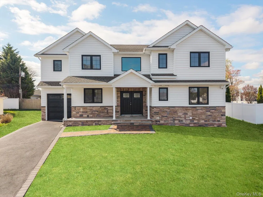 10 Faye Court Plainview, NY 11803