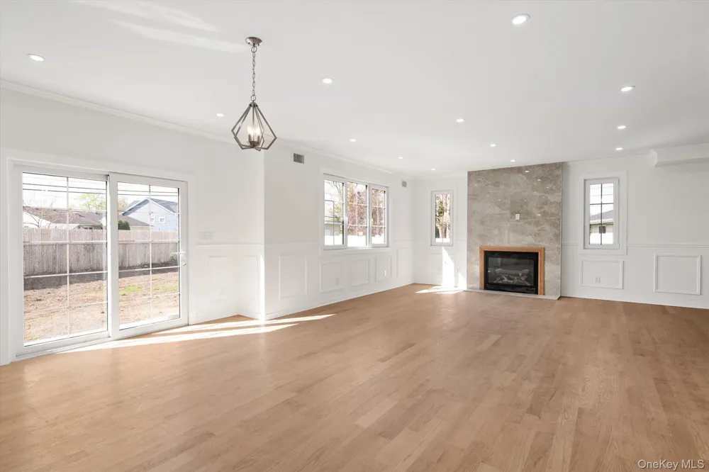 10 Faye Court Plainview, NY 11803