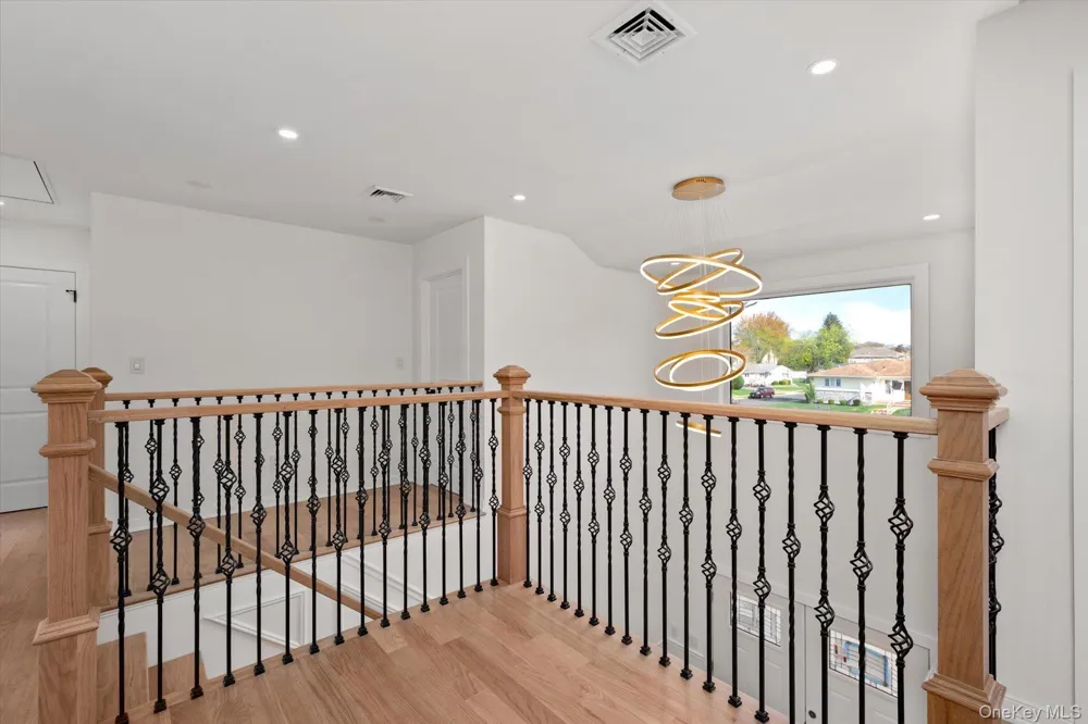 10 Faye Court Plainview, NY 11803