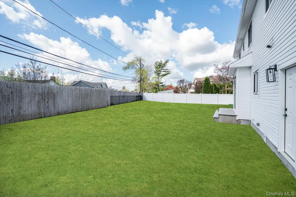 10 Faye Court Plainview, NY 11803