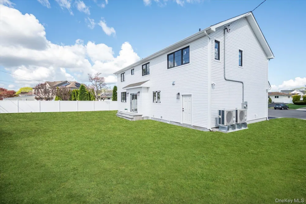 10 Faye Court Plainview, NY 11803