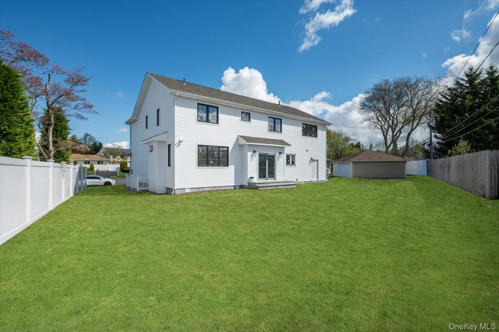 10 Faye Court Plainview, NY 11803