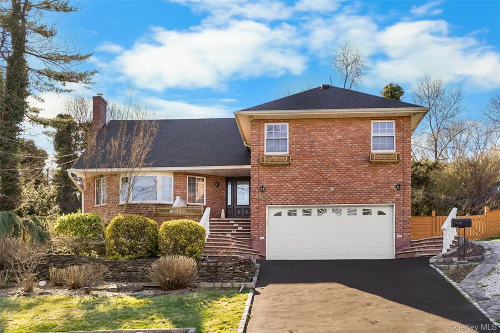 39 Oakdale Road Roslyn Heights, NY 11577
