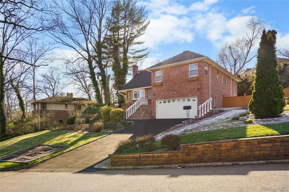 39 Oakdale Road Roslyn Heights, NY 11577
