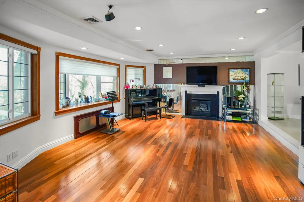 39 Oakdale Road Roslyn Heights, NY 11577