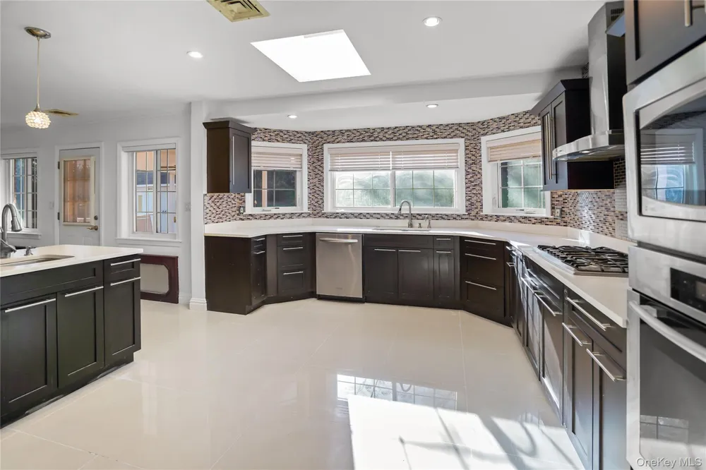 39 Oakdale Road Roslyn Heights, NY 11577