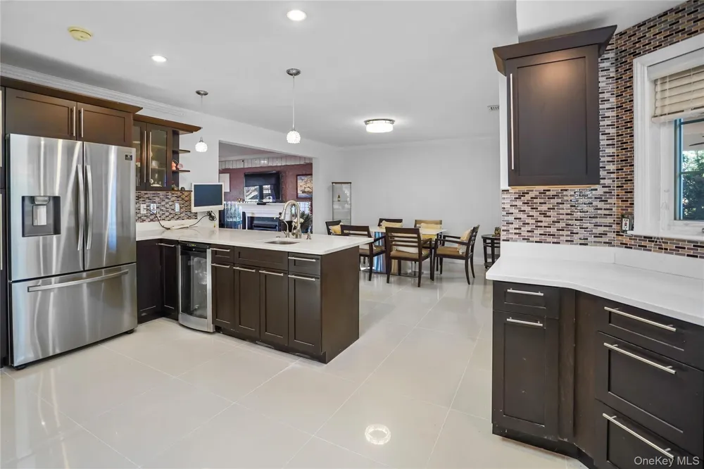 39 Oakdale Road Roslyn Heights, NY 11577
