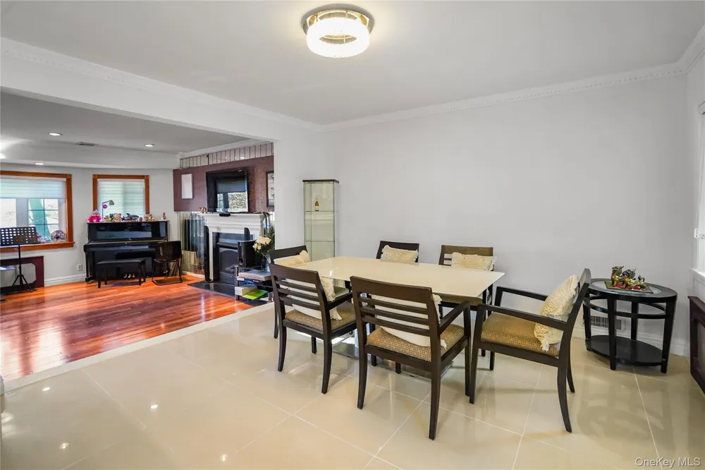 39 Oakdale Road Roslyn Heights, NY 11577