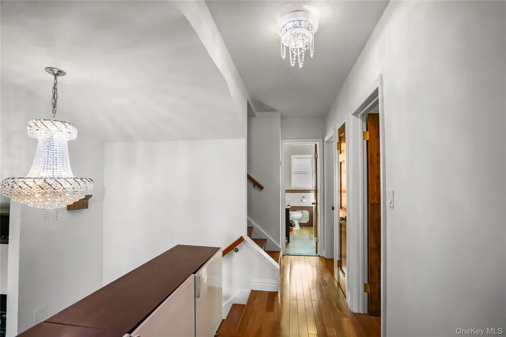 39 Oakdale Road Roslyn Heights, NY 11577