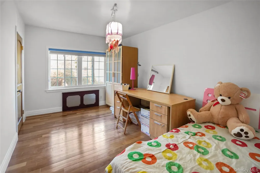 39 Oakdale Road Roslyn Heights, NY 11577