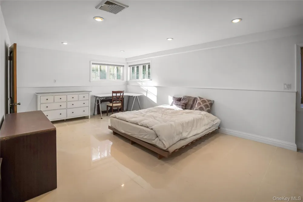 39 Oakdale Road Roslyn Heights, NY 11577