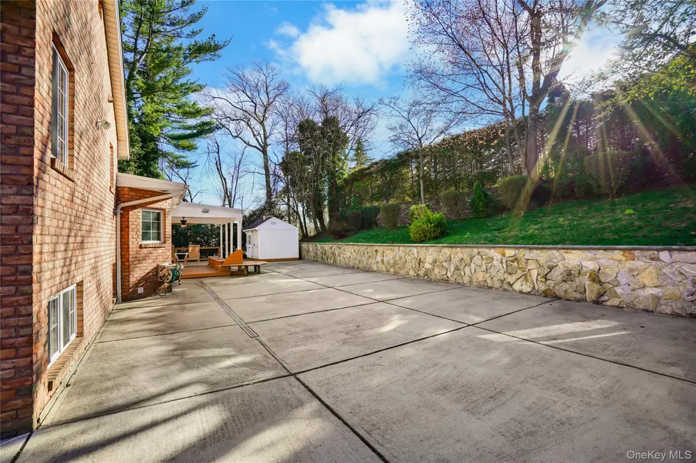 39 Oakdale Road Roslyn Heights, NY 11577