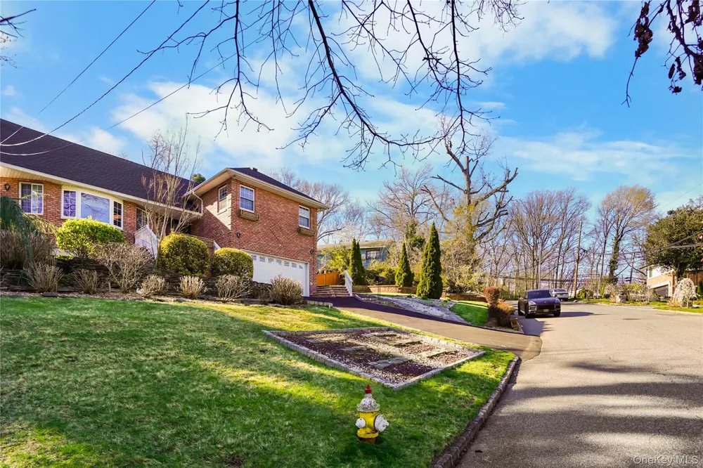 39 Oakdale Road Roslyn Heights, NY 11577