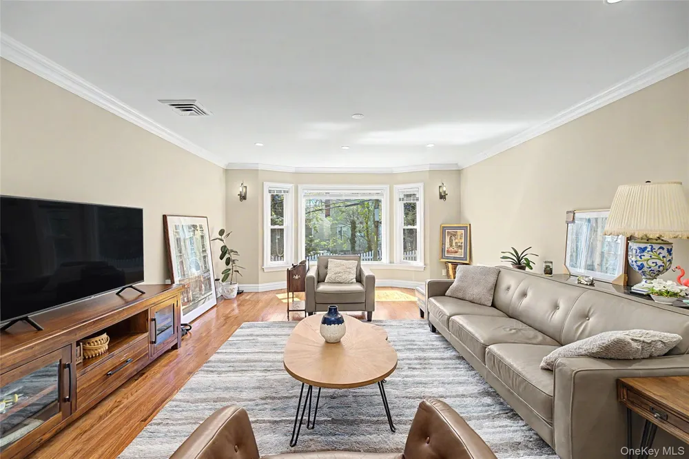 31 Edgemere Drive Searingtown, NY 11507