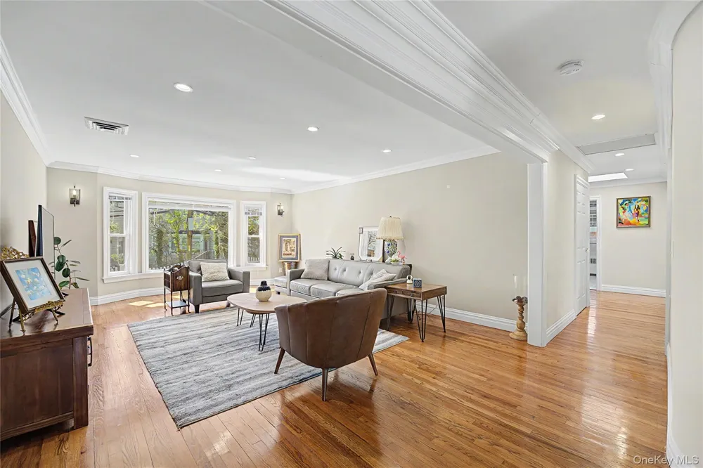 31 Edgemere Drive Searingtown, NY 11507
