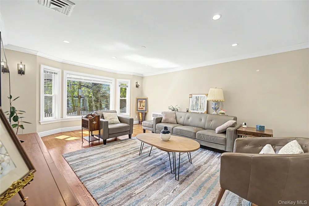 31 Edgemere Drive Searingtown, NY 11507