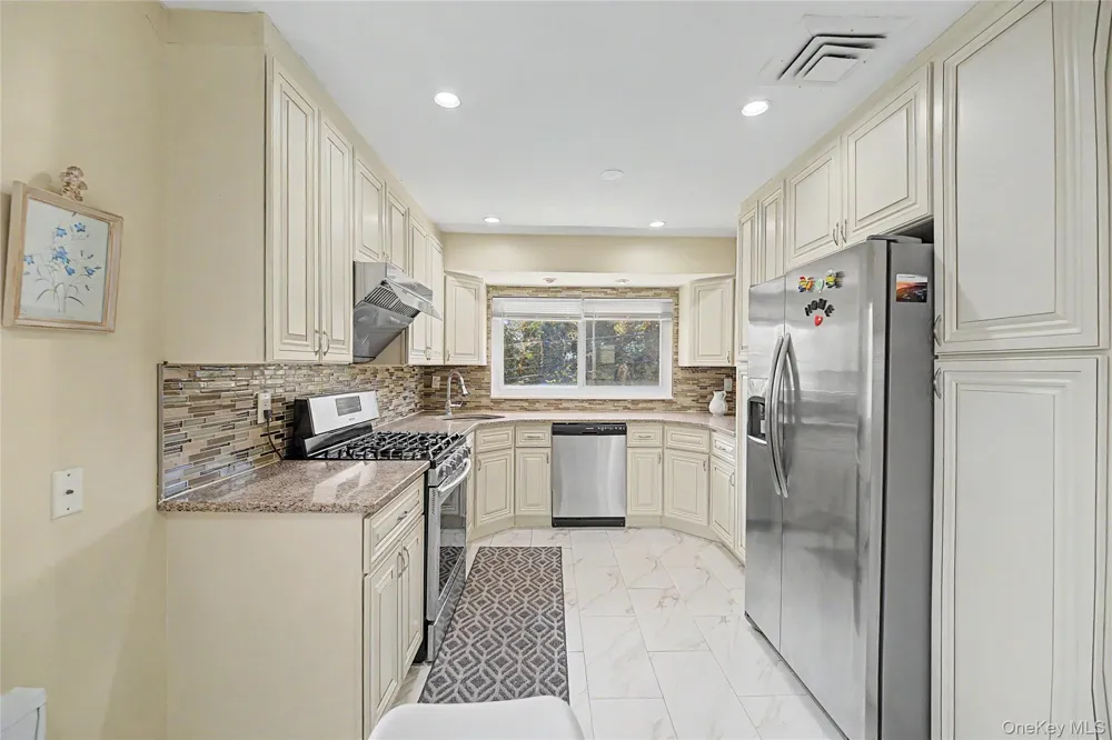 31 Edgemere Drive Searingtown, NY 11507