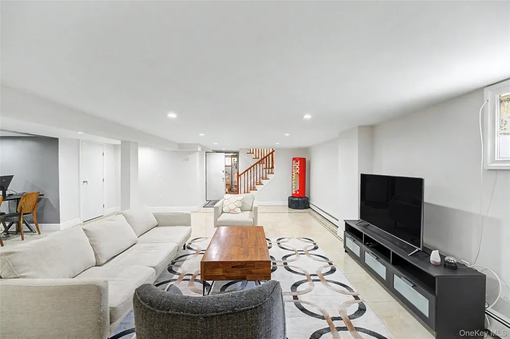 31 Edgemere Drive Searingtown, NY 11507
