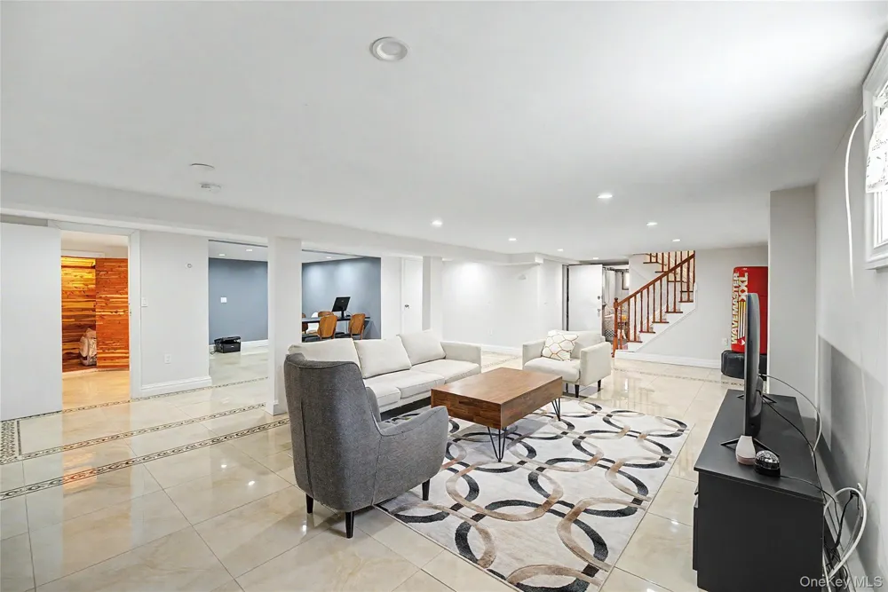 31 Edgemere Drive Searingtown, NY 11507