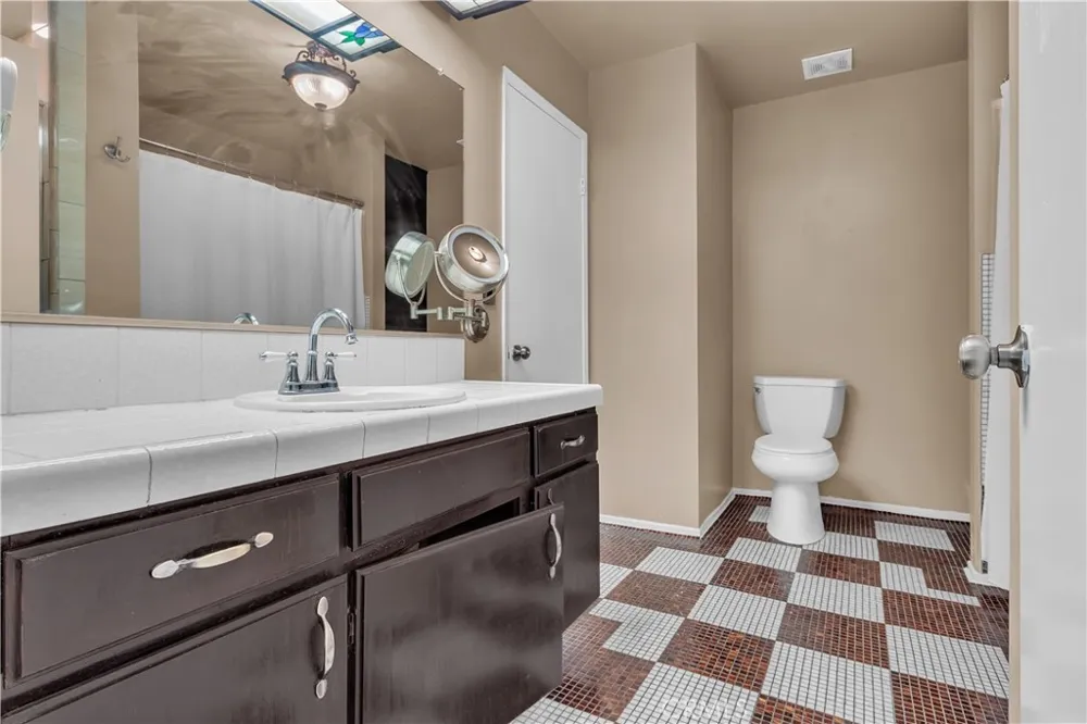 17439 Virginia Bellflower, CA 90706