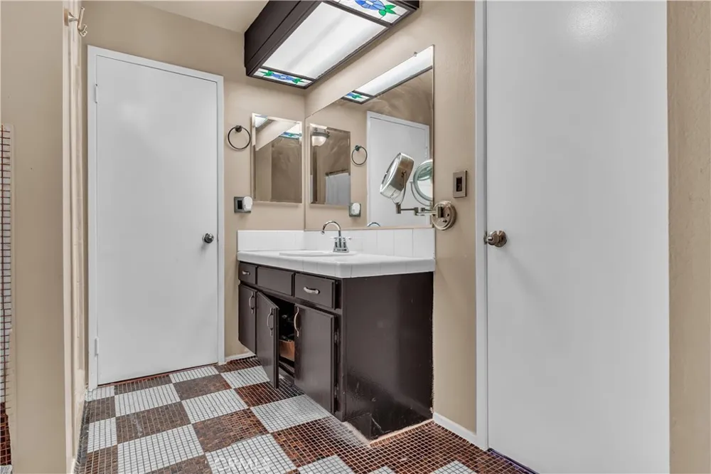 17439 Virginia Bellflower, CA 90706