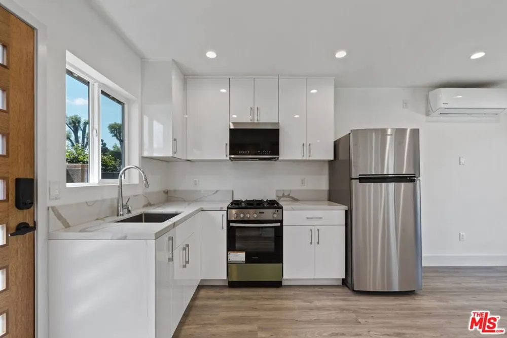 6229 Sylvia Avenue Tarzana, CA 91335