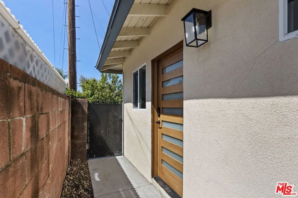 6229 Sylvia Avenue Tarzana, CA 91335