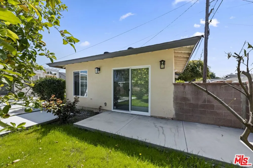 6229 Sylvia Avenue Tarzana, CA 91335
