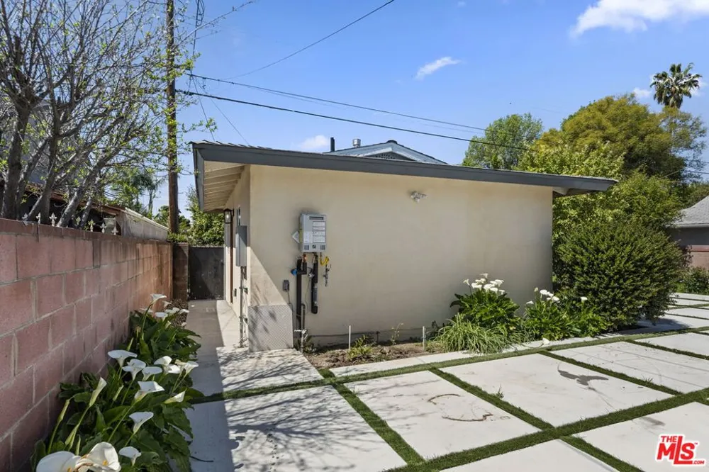 6229 Sylvia Avenue Tarzana, CA 91335