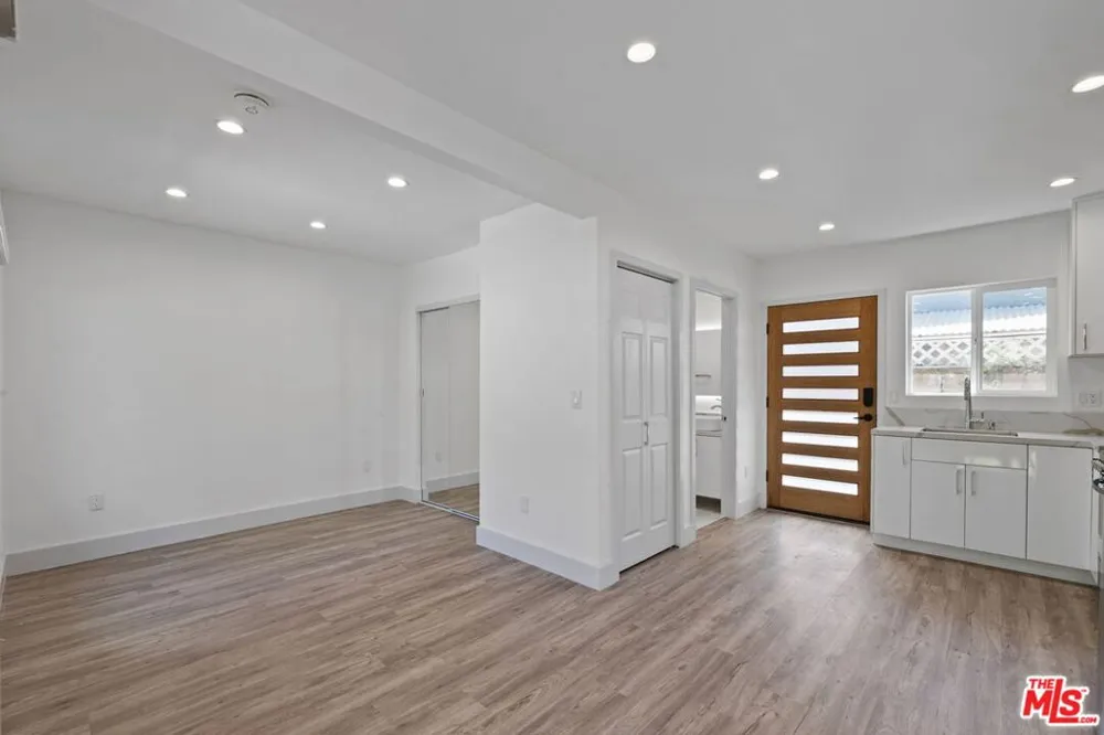 6229 Sylvia Avenue Tarzana, CA 91335