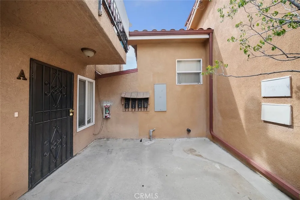2516 Elsinore Street Los Angeles, CA 90026