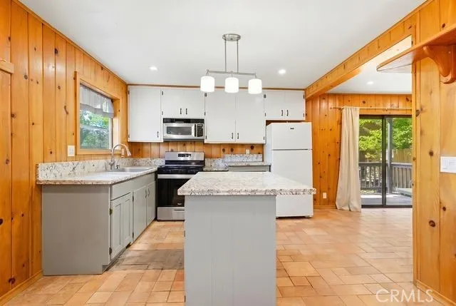 2285 Lausanne Drive Wrightwood, CA 92397