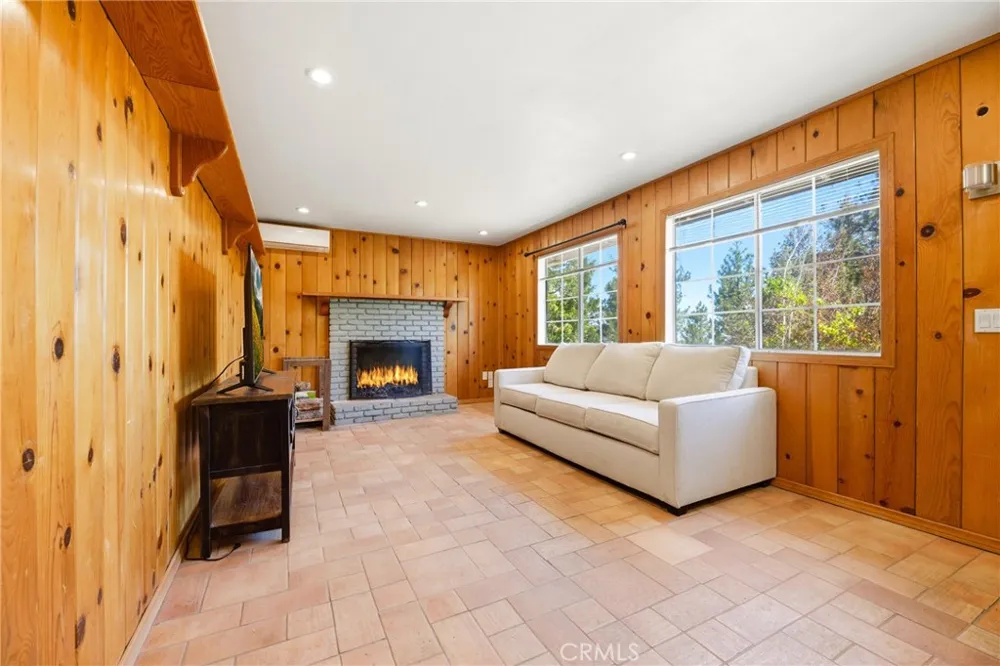 2285 Lausanne Drive Wrightwood, CA 92397