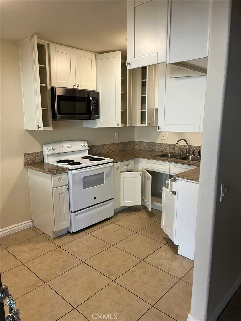 3495 E 21st #B Highland, CA 92346