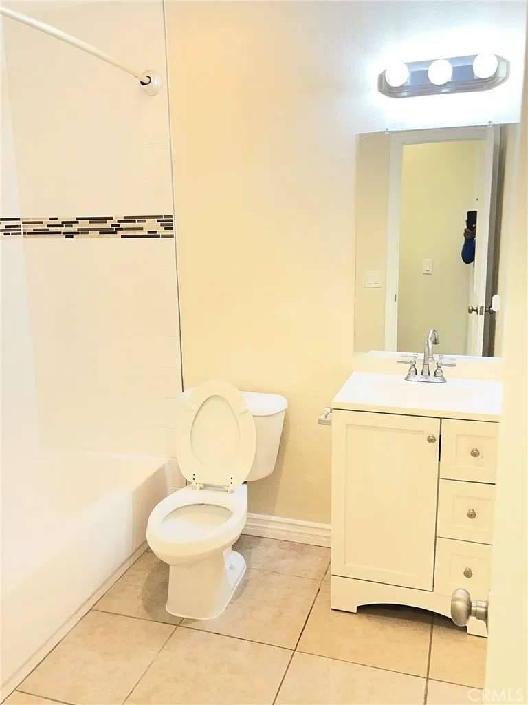 3495 E 21st #B Highland, CA 92346