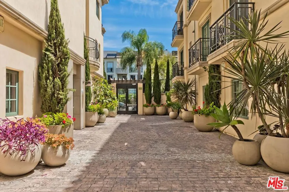 225 S Hamilton Drive #106 Beverly Hills, CA 90211