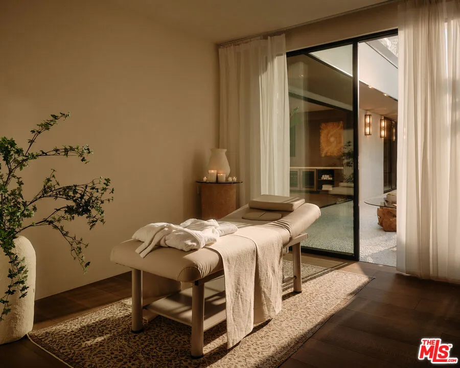 401 Tigertail Road Los Angeles, CA 90049