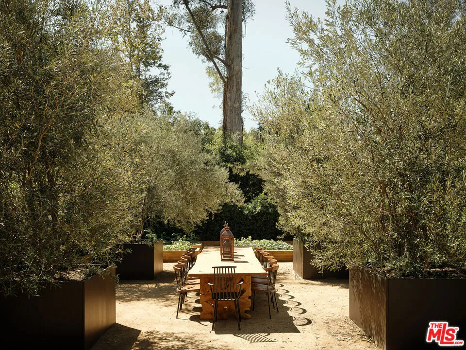 401 Tigertail Road Los Angeles, CA 90049