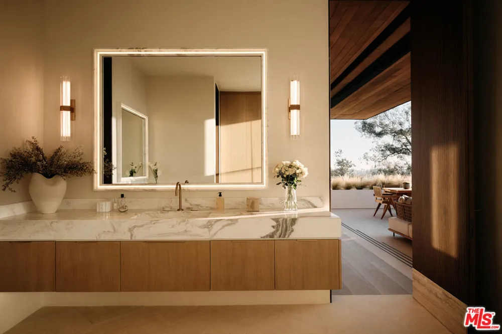 401 Tigertail Road Los Angeles, CA 90049