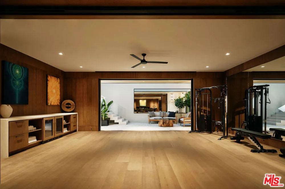 401 Tigertail Road Los Angeles, CA 90049