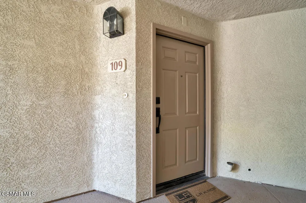 653 Oak Run Trail #109 Oak Park, CA 91377
