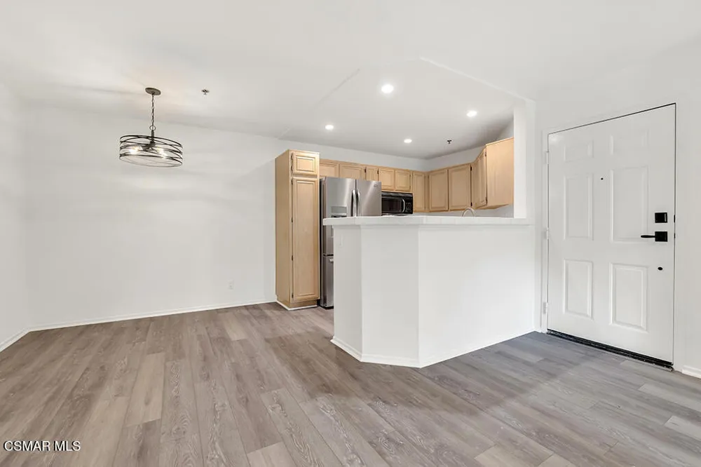 653 Oak Run Trail #109 Oak Park, CA 91377