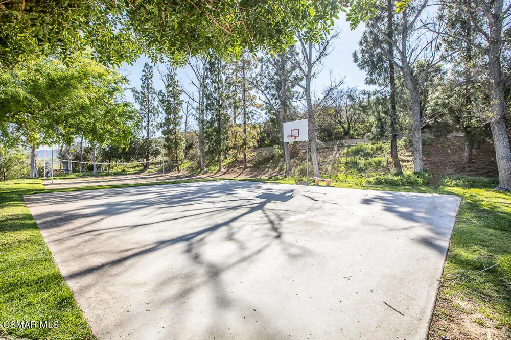 653 Oak Run Trail #109 Oak Park, CA 91377